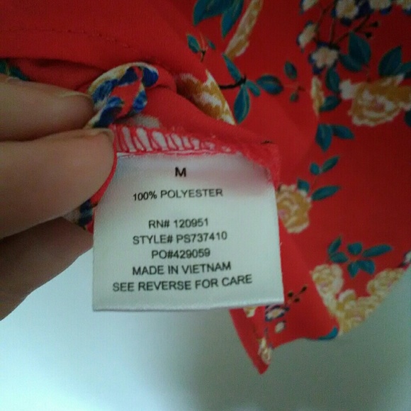 Red floral top - Picture 4 of 5